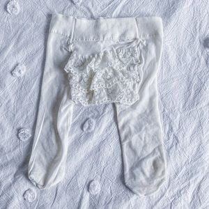 Tights with flounce on the back